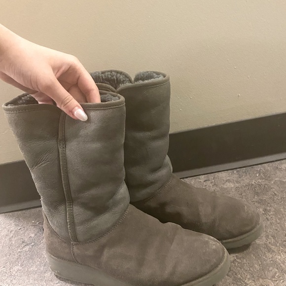 WOMEN’S UGG BOOTS, SIZE WOMEN’S : 7 - 7.5 US, GREY COLOUR - Picture 2 of 4